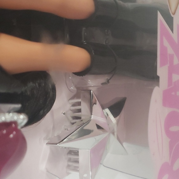 Bratz X Kylie Jenner Day Fashion Doll - Picture 11 of 11
